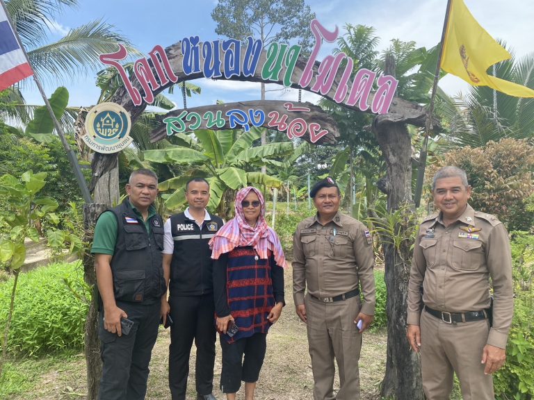 ตำรวจชุมชนสัมพันธ์ สภ.พุนพิน เยี่ยมโครงการ โคก หนอง นา ของนายอนันต์ เจริญมี