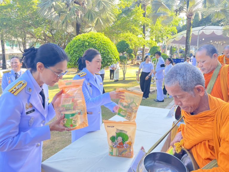 ร่วมพิธีเจริญพระพุทธมนต์และทำบุญตักบาตรถวายพระกุศล เนื่องในโอกาสฉลองพระชนมายุ 99พรรษา สมเด็จพระอริยวงศาคตญาณ สมเด็จพระสังฆราช